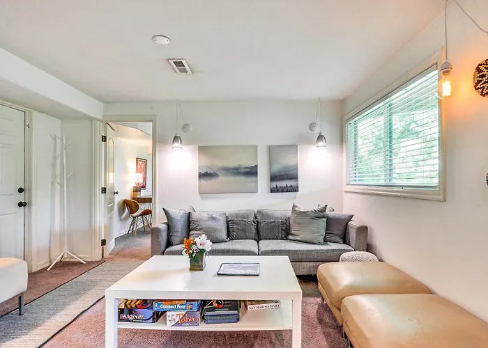 Lush Portland Flat With Fire Pit, 4 Mi To Dtwn!